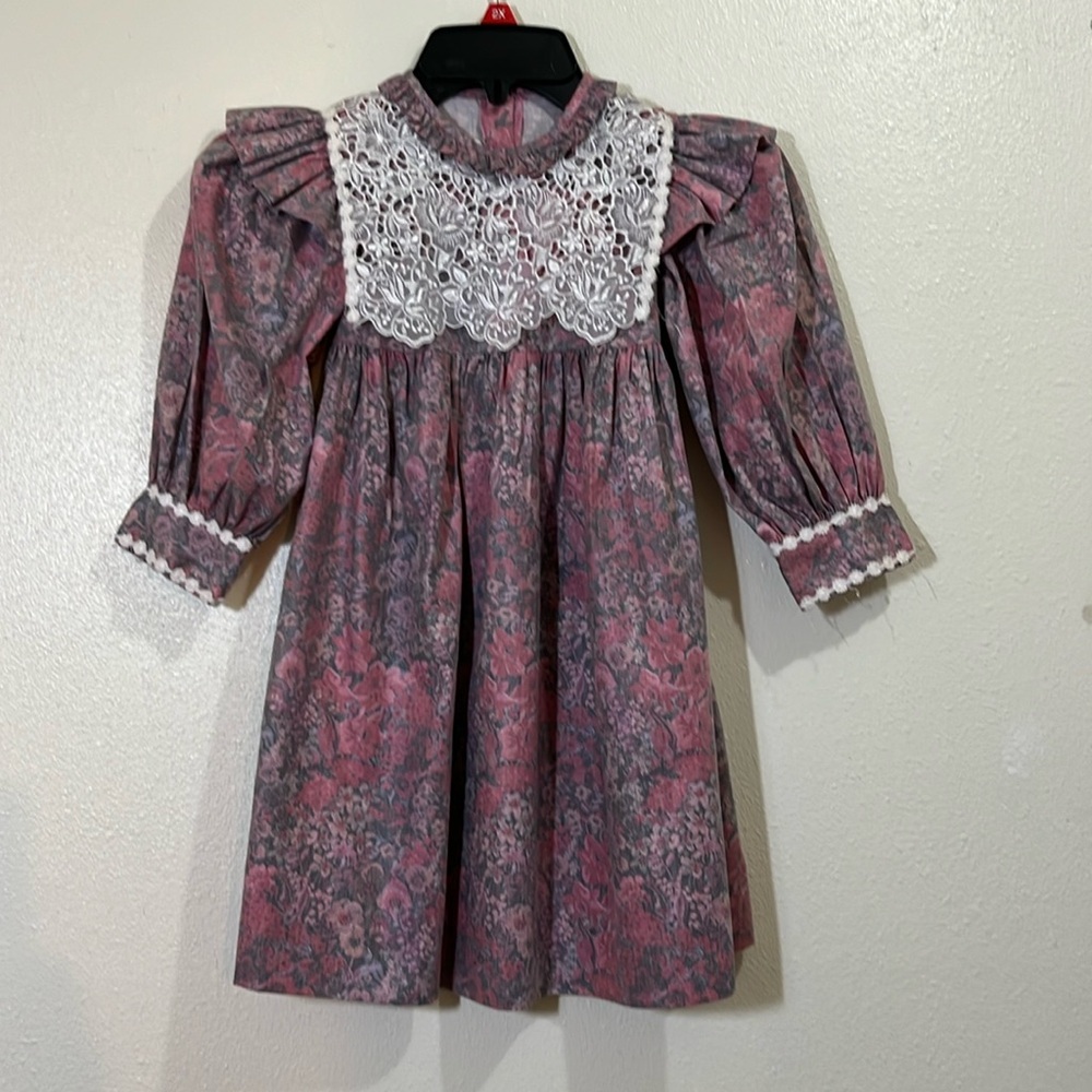 Vintage 80’s Sarah Kent girl’s floral dress with lace bib. Size 5